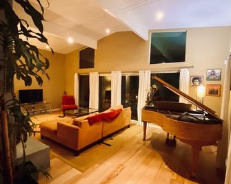 Mid century modern home with Epic Views - San Fernando - Living room