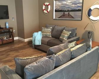 Lakeside Marblehead condo | 3 floors, sleeps 12, pool, 35 minutes to Cedar Point - Marblehead - Sala de estar