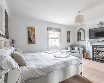 Windsor Town Centre Victorian townhouse sleeps 6 - Windsor - Bedroom