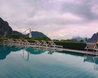 Lisha Grand Riverside Hotel - Vang Vieng - Bazén
