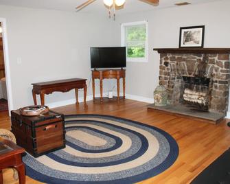 Guilford home -self check in, off-street parking - Guilford - Living room