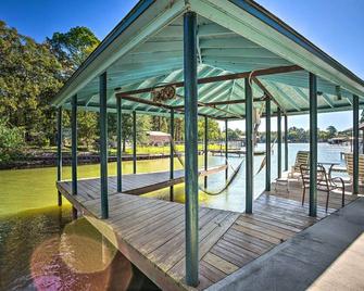 Cedar Creek Lake Home Private Dock and Hot Tub - Gun Barrel City