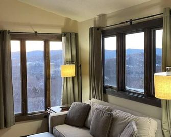 Inviting 2-bedroom chalet with views in Warren - Perfect for a cozy getaway - Warren - Salon