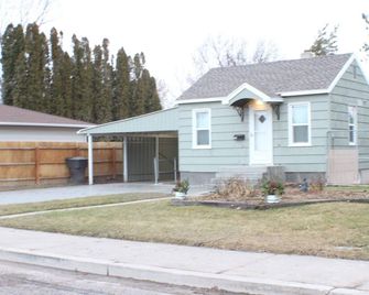 Ample Driveway Parking for Boats and Trailers - American Falls - Edificio