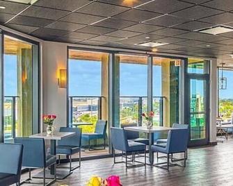 Look No Further! 3 Classy Units, On-site Pool, Short Drive to Marlins Park! - Miami Springs - Restaurant