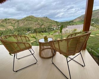 Lombok Khophilau Villas - Kuta - Balcón