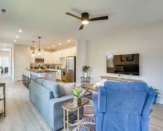 2 Mi to Duke and 3 Mi to Downtown Durham Townhome - Durham - Living room