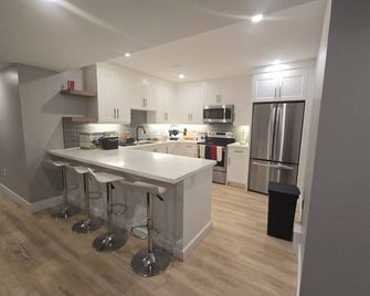 Cozy2Bedroom Basement Apartment.5mins walk2key amenities & malls.Family-friendly - Kitchener - Kitchen