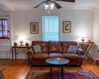 John Fitch Cottage, 1br - Patio - Downtown - Bardstown - Living room