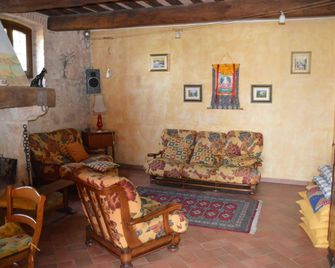 Agriturismo Bio Tra Cielo e Terra - Todi - Wohnzimmer