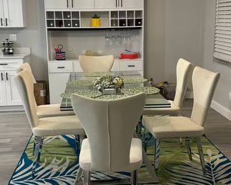 Starfish Kisses, beautiful pool home, 8 min from beach, 12 min to speed way. - South Daytona - Dining room