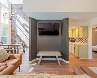 Spacious forest retreat with hot tub, game room, pond, & cozy charm—perfect for family getaways! - Floyd - Living room