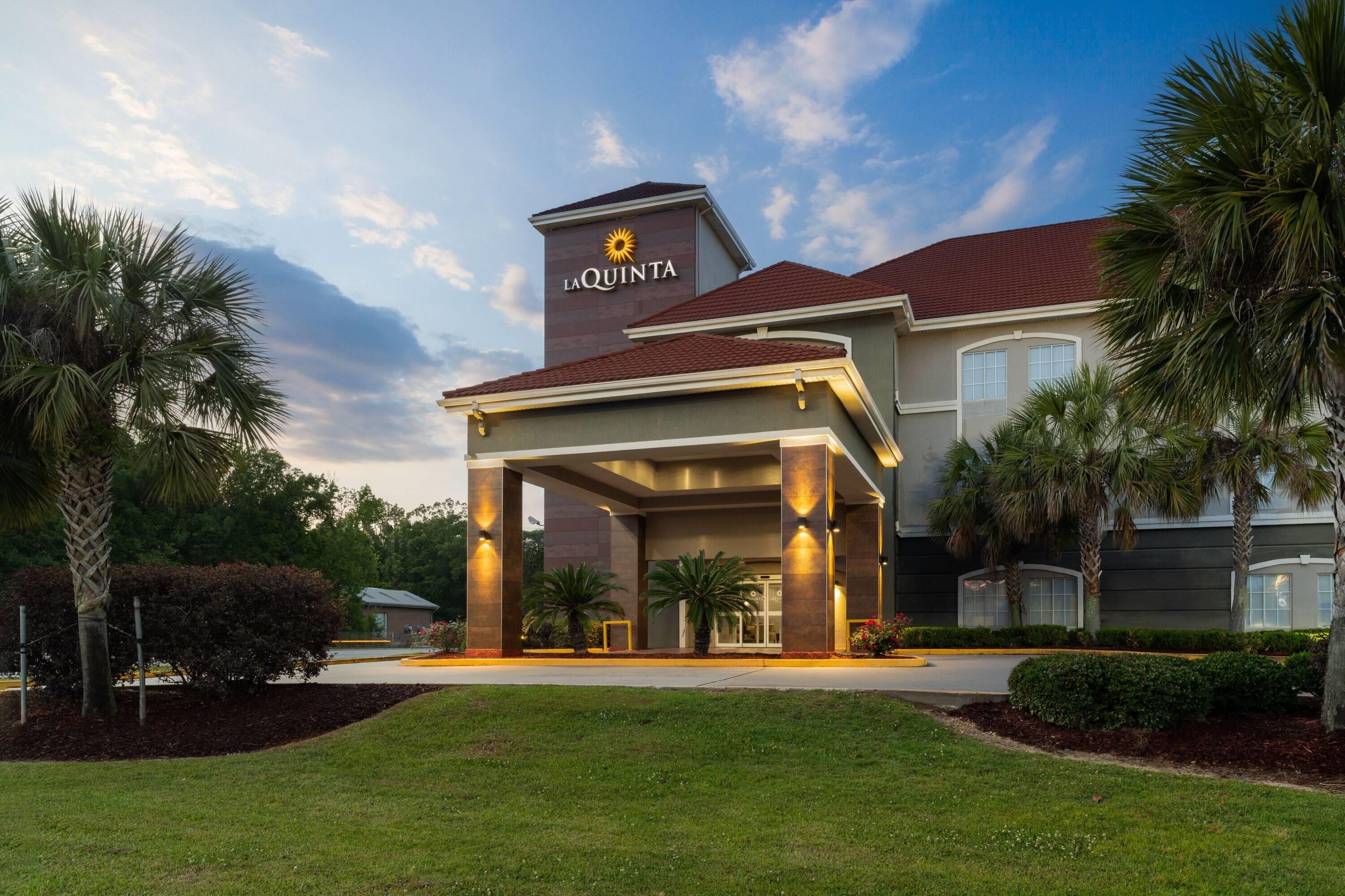 La Quinta Inn & Suites by Wyndham Baton Rouge Denham Springs - באטון רוז' - בניין