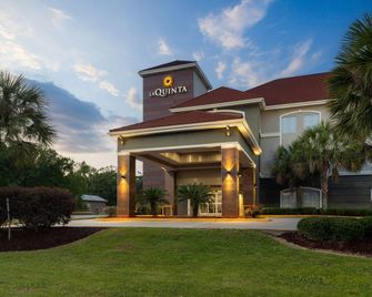 La Quinta Inn & Suites by Wyndham Baton Rouge Denham Springs - באטון רוז' - בניין