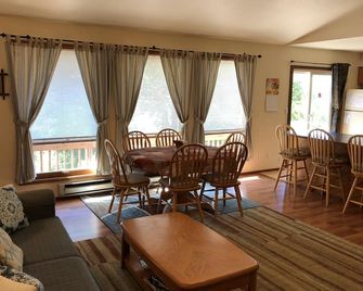 Two Bedroom Apartment with Vaulted Ceilings - Ketchikan - Wohnzimmer