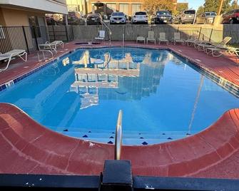 Homegate Studios & Suites San Antonio Fiesta Park - San Antonio - Pool