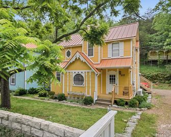Eureka Memories - Eureka Springs - Building