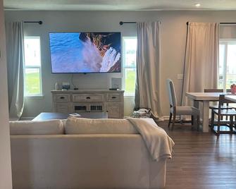 Modern Luxury Retreat by Oak Hill Park New 3BR - Wooster - Wohnzimmer