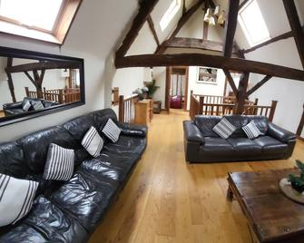 Large Barn conversion, perfect for a friends and family getaway - Isigny-le-Buat - Sala de estar