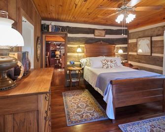 Sleepy Creek-Antique Log Cabin/4 Acre/Bold Stream/Near Boone and BR Pkwy/Firepit - Fleetwood - Bedroom