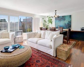 'Marina Designer Showplace Home' 1 min away from 'Beach' & 'Palace of Fine Arts' - Sausalito - Living room