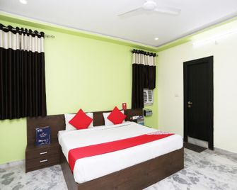 Oyo 27686 Hotel Chandra Garden - Govardhan - Bedroom
