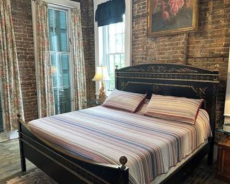 Heart of Downtown w Balcony by Dauphin St; walk to restaurants & shops SLEEPS 6! - Mobile - Bedroom