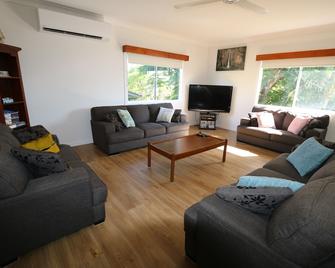 Forrest Beach Getaway - family holiday haven - Orient - Sala de estar