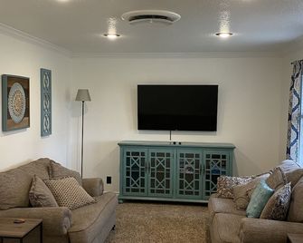 Cozy Country Home 5 min from Proctor Lake and Par Country Club. - Comanche - Huiskamer