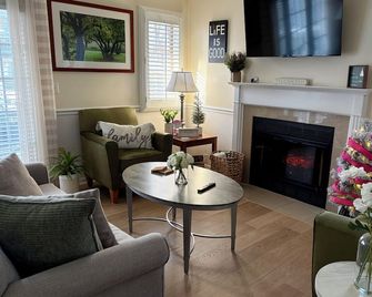 Peaceful Oasis Steps from Mohegan Sun - Norwich - Sala de estar