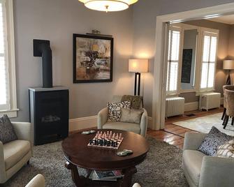 Downtown Historic Circa 1865 Home Walk to Track & Broadway - Saratoga Springs - Living room