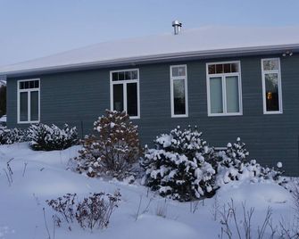 Secluded 4-Season Country Home - Lake+hot Tub+ev. Pet Friendly! - Apsley - Building