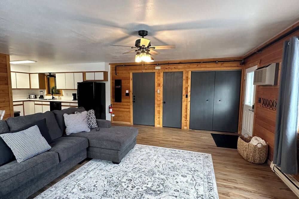 Cozy 1-bedroom apartment unit C, sleeps 6 across from famous Cody Nite Rodeo! - Cody - Living room