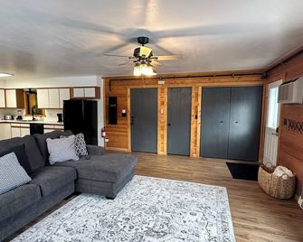Cozy 1-bedroom apartment unit C, sleeps 6 across from famous Cody Nite Rodeo! - Cody - Wohnzimmer