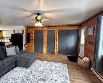 Cozy 1-bedroom apartment unit C, sleeps 6 across from famous Cody Nite Rodeo! - Cody - Living room