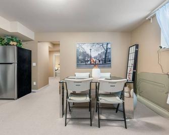 share place to stay full suite with air conditioner - Langley - Dining room