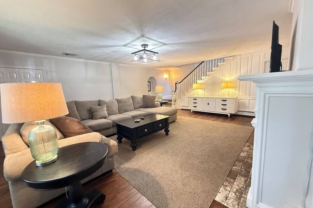 Witt-Brooke Manor - 3 Bed 1.5 Bath Beautiful Home.