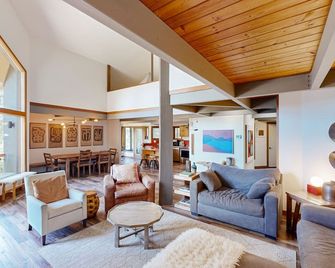 Dog-friendly cabin with private hot tub & central AC - Sandpoint - Living room