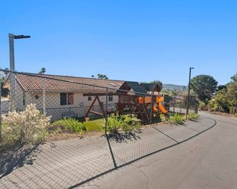 Spacious Single Level Home In Poway - Poway
