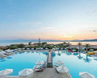 Roda Beach Resort & Spa - Roda - Piscine