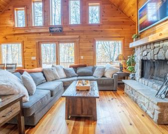 Beautiful private rustic log cabin, pool, hot tub - Campton - Sala de estar