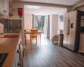 Riverbank Cottage - Telford - Kitchen