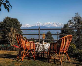 Blossom Hideaway Kausani - Kausani - Patio