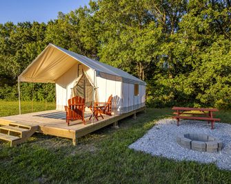Peaceful Glamping Retreat at Roaring River - Cassville - Innenhof