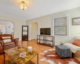 Center St Retreat - 1 Block from Downtown! - Apex - Living room