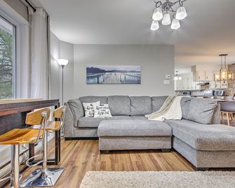 Cozy Riverfront Property - Saint-Jean-de-Matha - Вітальня