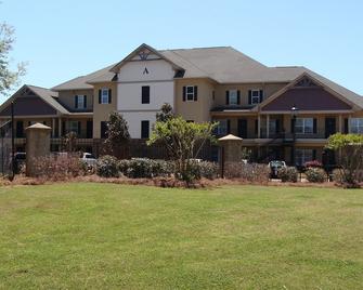 Large, four-bedroom condo minutes away from Talladega Superspeedway! - Lincoln - Gebouw