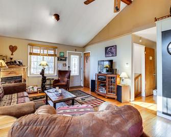 Poconos Home with Game Room Walk to Lake Harmony! - Lake Harmony - Sala de estar