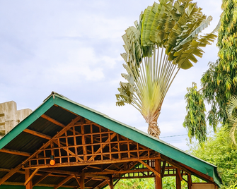 Amwani Garden Pool & Kubo Tent Rental - Puerto Princesa - Byggnad