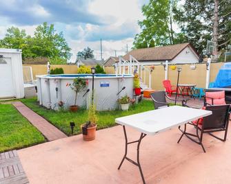 Escape to this cozy ranch! - Fair Lawn - Patio